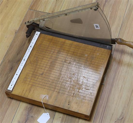 A Holmes doublecut guillotine